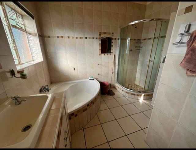 10 BEDROOM HOUSE FOR SALE IN KEMPTON PARK CENTRAL